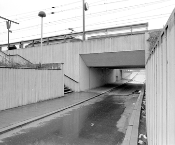 883777 Gezicht op de onderdoorgang voor fietsers en voetgangers onder het N.S.-station Utrecht Lunetten van het ...